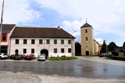 Multifunkční objekt (4 byty, kanceláře, sklad, stodola, zahrada) ve Studené, Jindřichův Hradec, pozemek 1135m2.