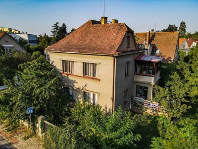 Prodej bytového domu se zahradou a garáží, ulice Výtvarnická, Praha-Zbraslav